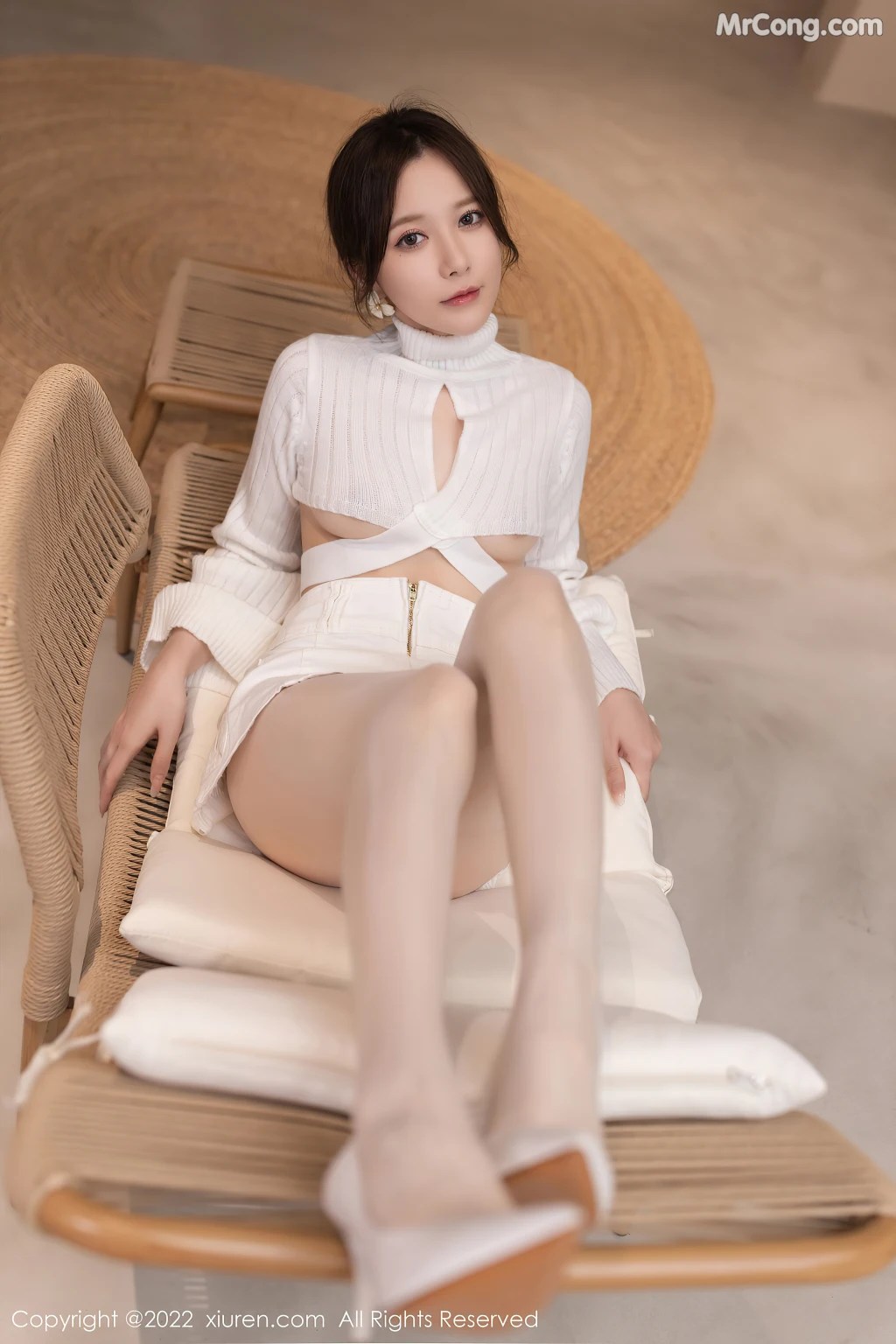 岛国A片,乱伦调教之淫荡的爷爷,迷晕儿子,对着漂亮孙女,秒变舔逼狂魔,无套狂操小嫩穴