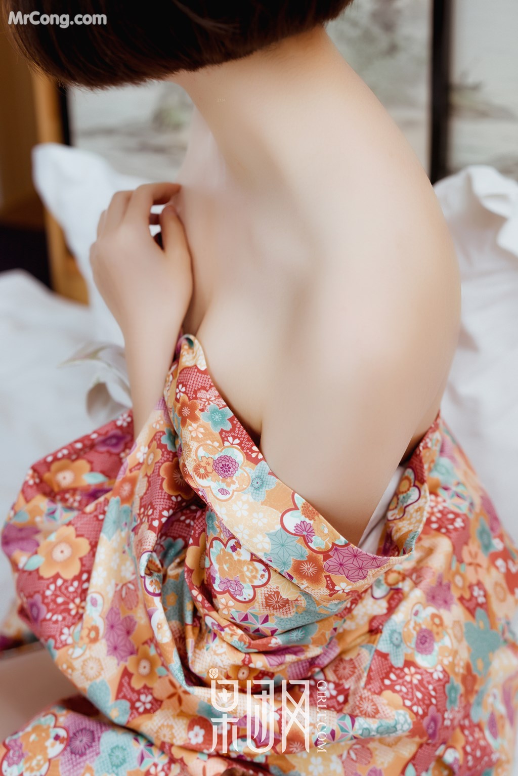 杭州顶级美女,Lisa,脸蛋超漂亮,全身雪白阴毛浓郁性欲强,掰开淫穴自慰流水诱惑炮友！